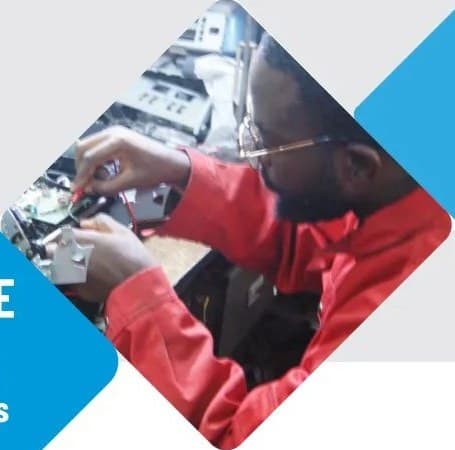 Technicien en intervention sur une carte électronique